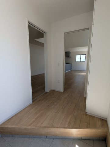 ひたちなか市田彦1期の玄関|明るくカフェのような雰囲気のおしゃれな玄関スペースです