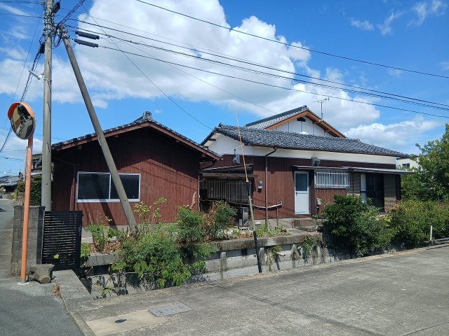 柳川市矢留本町の中古一戸建の前面道路含む現地写真