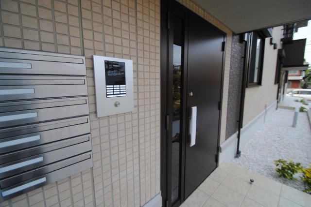 SUNLIVELYのエントランス|落ち着いたエントランスです