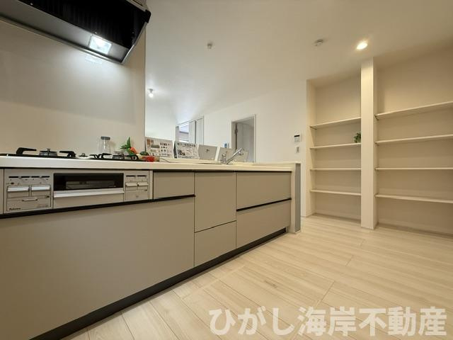 茅ヶ崎市高田４丁目　新築戸建　全２棟の前面道路含む現地写真|6月5日撮影　建築中　現地外観