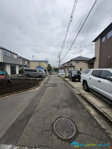 藤沢市亀井野１丁目　新築戸建　全２棟Ｂ号棟の前面道路含む現地写真