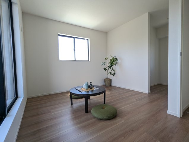 ひたちなか市高場　6期の洋室|バルコニーに面した明るく風通しの良い心地よい空間のお部屋です♪