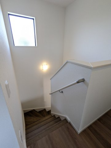 ひたちなか市高場　6期の内装|窓付きの階段は明るく、手すり付きで小さなお子様でも安心です