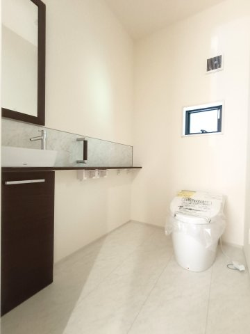 三郷市　彦江丁目　新築戸建　全1棟のトイレ|平屋でもトイレは2カ所完備、忙しい朝の時間帯も困りませんね