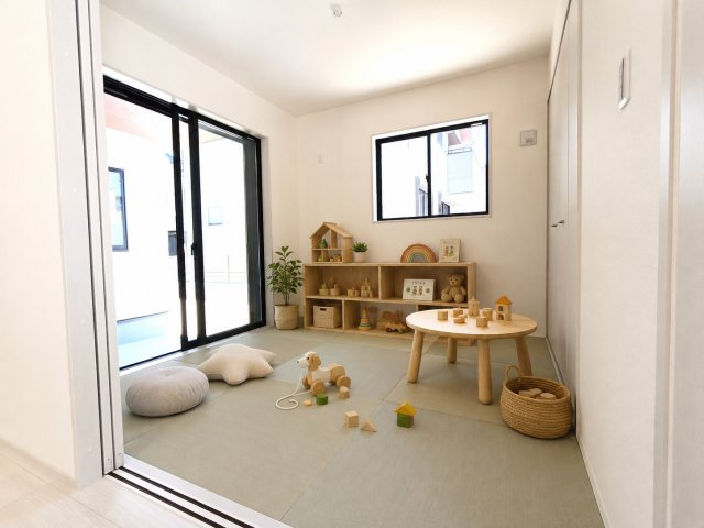 三郷市　彦江丁目　新築戸建　全1棟の和室|リビングから目が届く和室は、お子様の遊び場や家族のくつろぎ空間にぴったりです