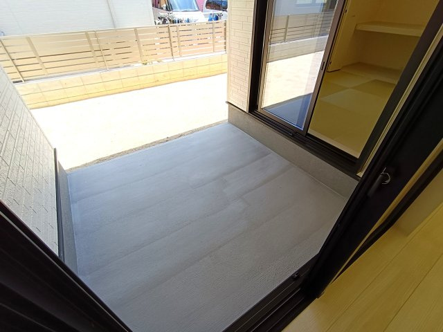 三郷市　彦江丁目　新築戸建　全1棟の庭|リビングから直接出入りできるテラススペース。洗濯物干しやちょっとした外作業にも便利です