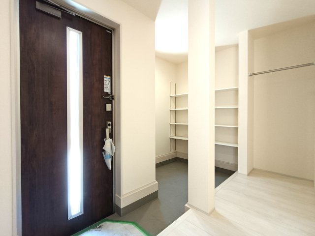 三郷市　彦江丁目　新築戸建　全1棟の玄関|収納もある玄関です