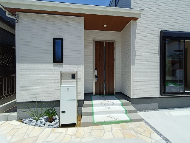 三郷市　彦江丁目　新築戸建　全1棟の玄関|明るい玄関です