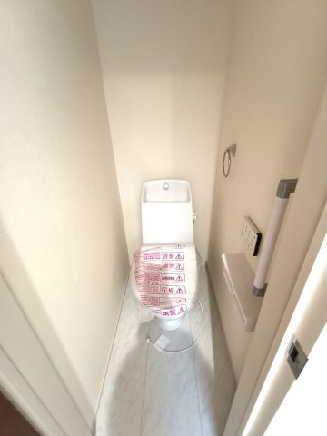 三郷市　彦江丁目　新築戸建　全1棟のトイレ|落ち着いた色調のトイレです