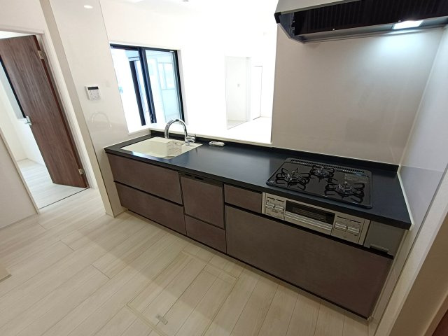 三郷市　彦江丁目　新築戸建　全1棟のキッチン|家族との対話が楽しめるオープン・キッチンを採用。家族との会話が楽しみになりますね