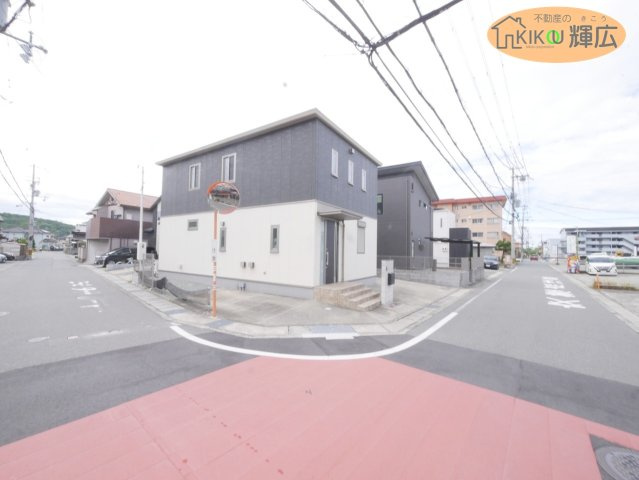姫路市東山　中古戸建の前面道路含む現地写真