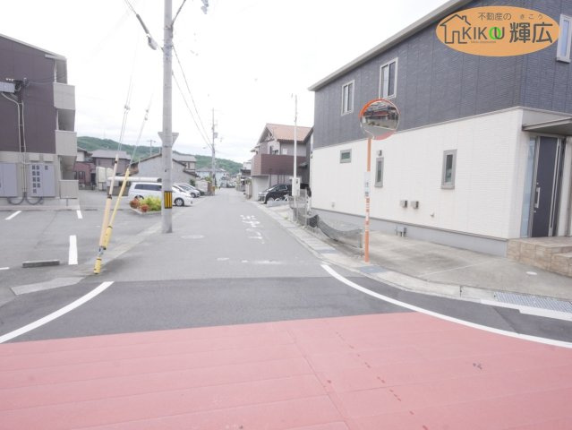 姫路市東山　中古戸建の前面道路含む現地写真