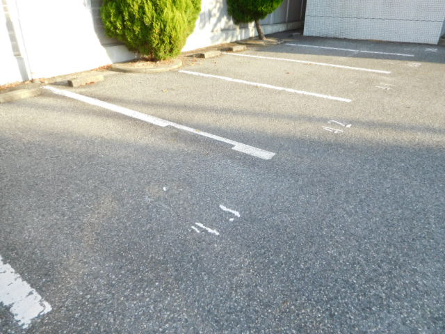 メゾン富士才の駐車場