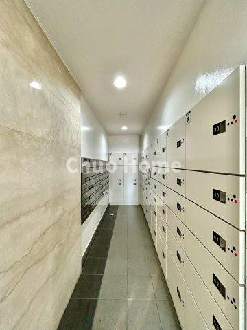 コスモシティ北千住の設備|【宅配ボックス】在宅時・不在時に関わらず、居住者の代わりに非対面で宅配物を受け取ってくれる便利な設備です。わかりやすくご説明致しますので見学時にはお部屋だけではなく共用部分もぜひチェックしてください。
