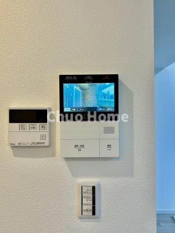 コスモシティ北千住のセキュリティ|【モニターホン】誰が来たかすぐにわかるカラーモニター付きインターホン。通話ボタンを押すまでは室内の音は漏れていませんので相手を確かめてから応対できます。