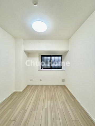 コスモシティ北千住の寝室|【寝室】心と体をゆったりと安らげる主寝室。寝室のゆとりが大きい分だけ、暮らしの安らぎは深まります。一日の疲れを癒すだけでなく、ご夫婦の親密な語らいを紡ぎ出します