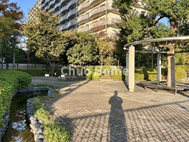 コスモシティ北千住の現況写真|敷地内には緑が多く住環境良好です