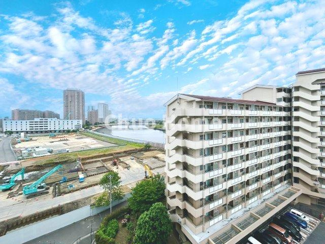 コスモシティ北千住の展望|手を伸ばせば、ふれることが出来そうな環境が、そのままインテリアになったような印象です。その豊かな眺望にふさわしい空間には、通風・採光にも優れ、心地よい光と風があふれています