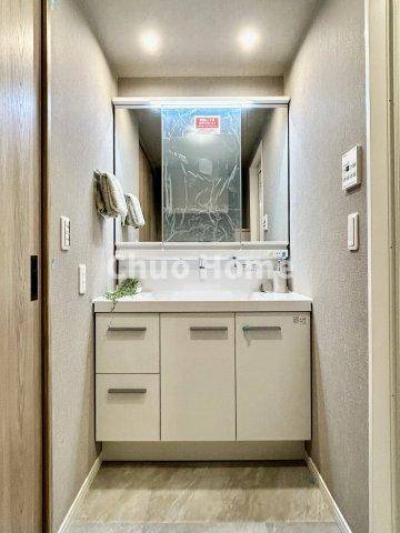 コスモシティ北千住の独立洗面台|【洗面化粧台】洗面化粧台には三面鏡を採用。身だしなみを整えやすい事はもちろんですが、鏡の後ろに収納スペースを設ける事により、散らかりやすい洗面スペースをすっきりさせる事が出来るのも嬉しいですね