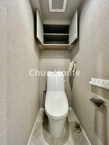 コスモシティ北千住のトイレ|【トイレ】 収納スペースをしっかりと確保した温水洗浄便座機能付きトイレ。温水洗浄便座は清潔にお使いいただくための大切なアイテムです。