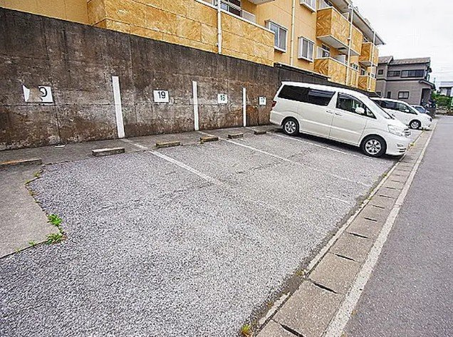 我孫子市中峠台のアパートの駐車場