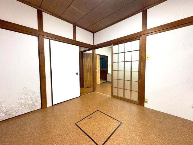 桜丘町戸建の洋室