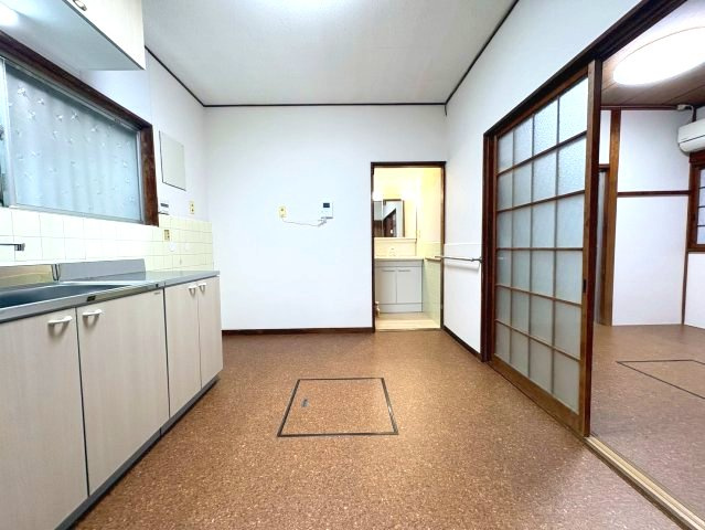桜丘町戸建の居間・リビング