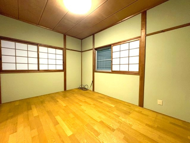 桜丘町戸建の洋室
