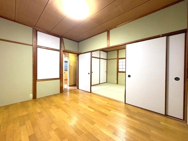 桜丘町戸建の洋室