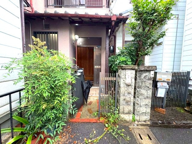 桜丘町戸建のエントランス