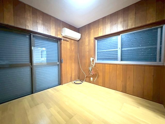 桜丘町戸建の洋室