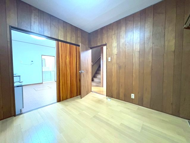 桜丘町戸建の洋室