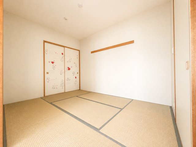 【居間・リビング】 | ブライト・サンリヤン諏訪 | キッチンからの眺めです。対面キッチンですのでリビングにも目が行き届きます。対面式のシステムキッチンになります。家財等を消去したイメージ画像になります。