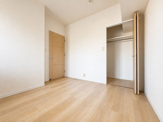 【洋室】 | ブライト・サンリヤン諏訪 | 北側約7帖の洋室になります。北側バルコニーに面し、ウォークインクローゼットもございます。家財等を消去したイメージ画像になります。