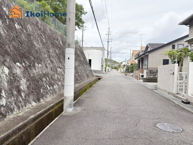 神戸市西区月が丘3丁目　中古戸建の前面道路含む現地写真|●年中無休：当日予約可●前面道路は両面道路で北側6ｍ・南側10.2ｍで広々開放的です！