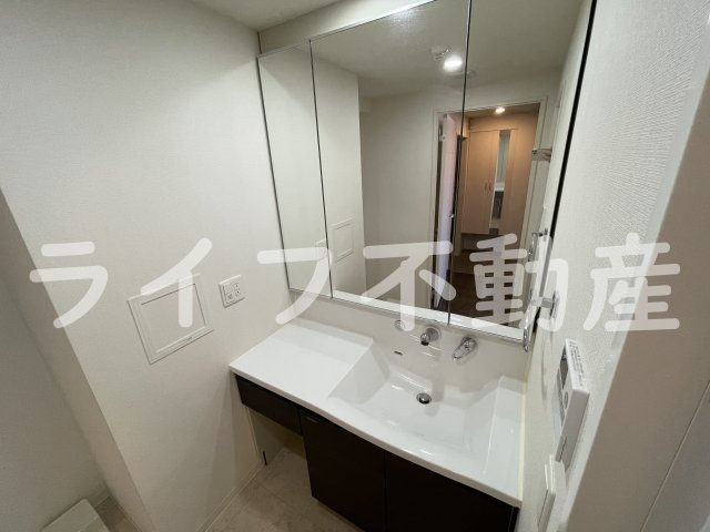 プレミアム菱屋西の独立洗面台|独立洗面化粧台が付いています