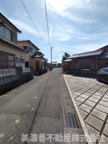 ６６９５３　大垣市万石中古戸建ての前面道路含む現地写真|南側道路