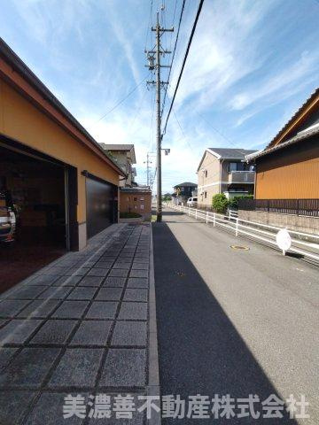 ６６９５３　大垣市万石中古戸建ての前面道路含む現地写真|東側水路