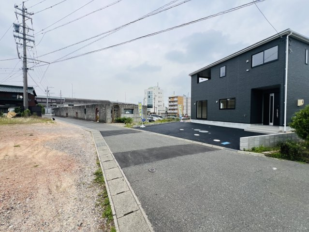 高浜市芳川町2丁目11番28『仲介手数料無料』新築一戸建て・建売の前面道路含む現地写真