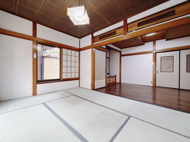 【中古戸建】行田市持田3丁目の和室|■和室｜和室を書斎にしたり、冬にはコタツを敷いて家族みんなで年越しをするのもいいですね。家族みんなのお気に入りの空間になります♪