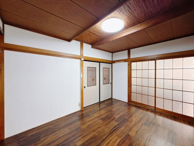 【中古戸建】行田市持田3丁目の和室|■和室｜家具とのコーディネートを楽しめる和モダンテイスト♪木の温もりを感じる、落ち着いた和洋折衷の空間(*^^*)
