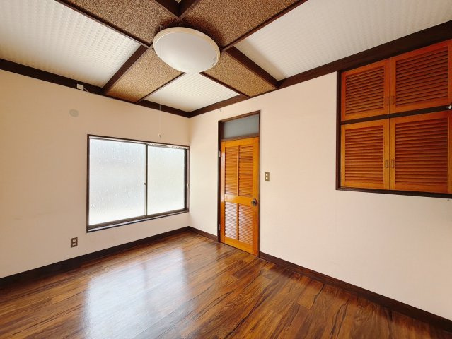 【中古戸建】行田市持田3丁目の洋室|■洋室｜木目調のフローリングは、ほっと心和む空間。様々な種類のインテリアグリーンを取り入れれば緑あふれる明るい空間にもなります♪