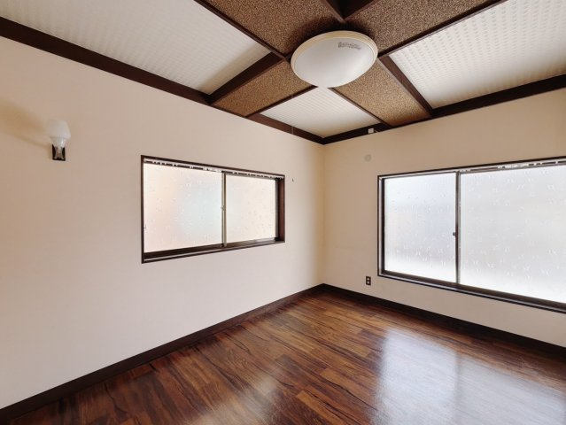 【中古戸建】行田市持田3丁目の洋室|■洋室｜ほっと安らぐ落ち着いたナチュラルな色合い。ウッドの質感でお部屋も心もやさしいぬくもりに包まれます。明るい日差しが降り注ぐお部屋に、居心地の良さを感じます♪