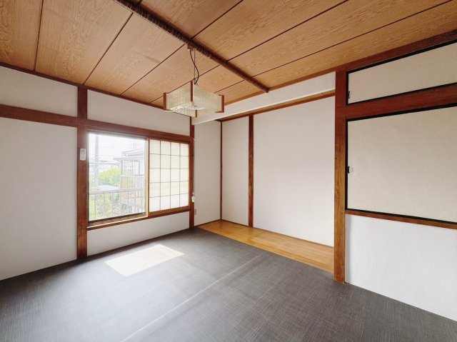 【中古戸建】行田市持田3丁目の和室|■和室｜扉付きの和室なのでプライベートな空間にもなります。ご両親がお泊りになっても、ぬくもりを感じられる和室でゆっくりとお寛ぎいただけます♪