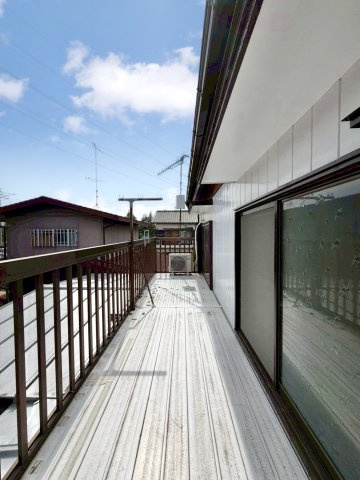 【中古戸建】行田市持田3丁目のバルコニー|■バルコニー｜あたたかな陽のひかりを浴びることのできるバルコニー。お洗濯物やお布団を干せば、家族みんなが気持ちよく暮らすことができます(*^^*)