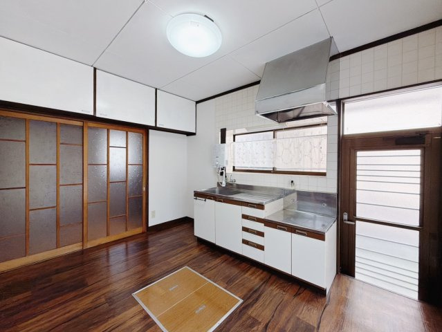 【中古戸建】行田市持田3丁目のキッチン|■キッチン｜独立キッチンのメリットは人目を気にせずお料理が出来ることです！来客時にも手元を見られない安心感があります。収納棚を設けてスッキリしたキッチンに変身可能です♪
