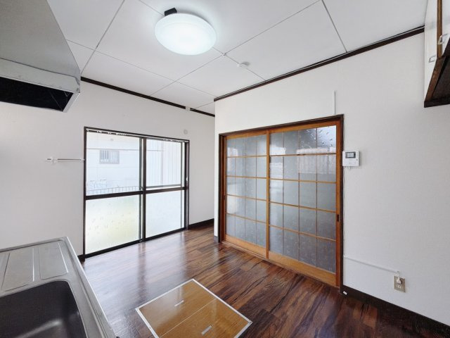 【中古戸建】行田市持田3丁目のキッチン|■キッチン｜お料理時の油の臭いや煙などが隣接するお部屋に充満しにくい造りとなっており急な来客時にも生活感を見せずに過ごせます♪