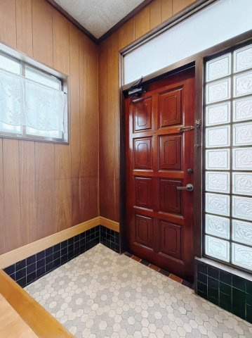 【中古戸建】行田市持田3丁目の玄関|■玄関｜「玄関から、我が家を心地よく。自然の風や光を感じられる気持ちのいい玄関へ。」永く居心地のいい暮らしを演出する快適性能と安心を両立させたドア♪