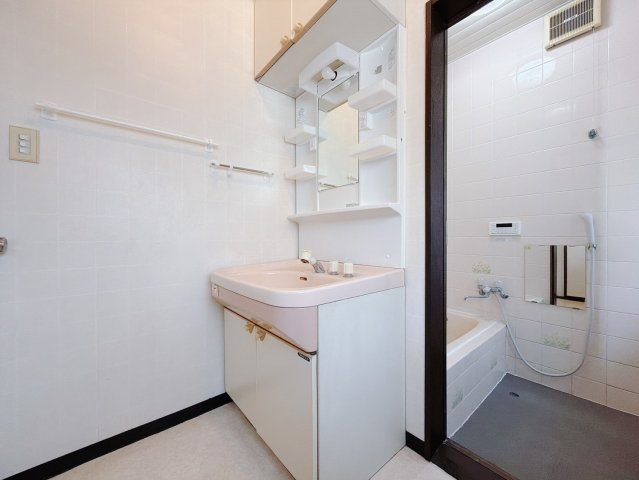【中古戸建】行田市持田3丁目の独立洗面台|■洗面室｜大きな鏡で朝の身支度もラクラク♪冬はストーブ、夏にはサーキュレーターを置き、快適に過ごすことができます♪