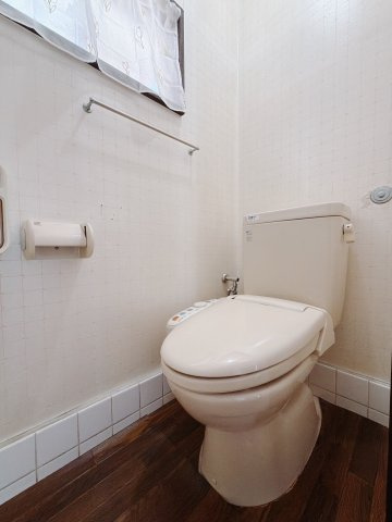 【中古戸建】行田市持田3丁目のトイレ|■トイレ｜白を基調とした清潔感溢れるトイレになっています。トイレには窓がついていますので常に換気をすることができ清潔を保てます。